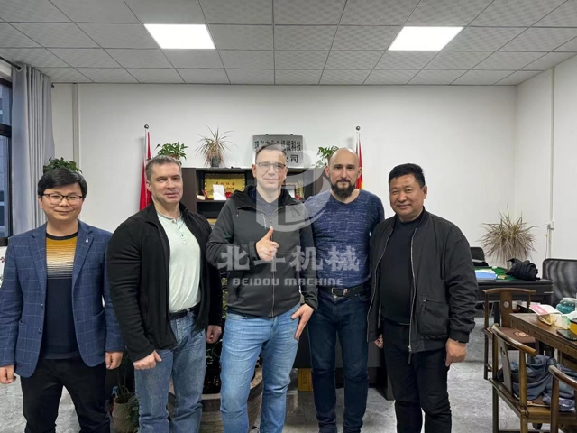 俄羅斯客戶至好色视频TV下载機械參觀考察好色先生APP下载