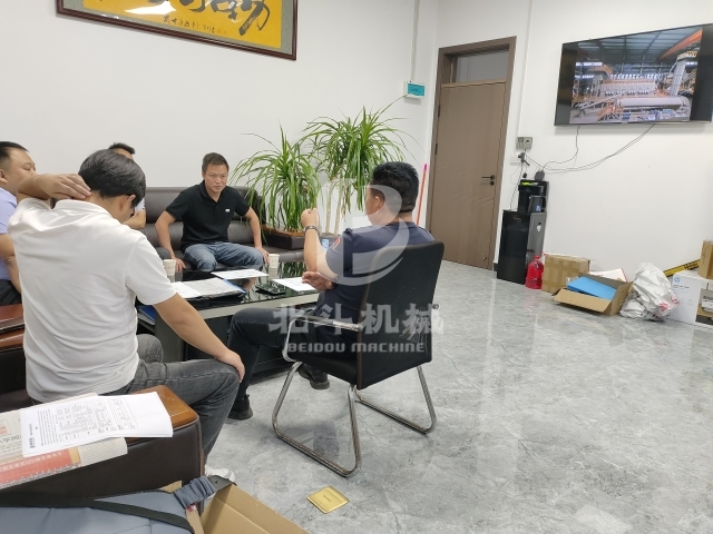 鋰電池好色先生APP下载熱賣,張總工程師現場解答客戶疑惑